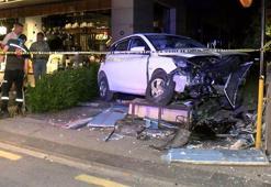 Kadıköy'de otomobil binanın doğal gaz kutusuna çarptı; apartman sakinleri tepki gösterdi