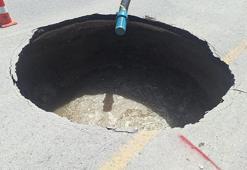 Ankara'da yol çöktü; 5 metre çapında ve 10 metre derinliğinde çukur oluştu