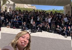 İtalya Başbakanı Meloni’nin Biden’ı beklerken sıkıldığı anlar