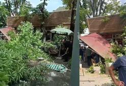 Lodos nedeniyle ikiye bölünen çınar ağacı, tarihi Cafer Paşa Hanı'nın üzerine devrildi