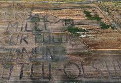 Azerbaycan'ın Milli Kurtuluş Günü'nü tarlaya yazdıkları yazıyla kutladılar