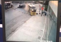 Bursa'da yolcu minibüsü ve otomobilin çarpıştığı kazada 10 kişi yaralandı; kaza anı kamerada