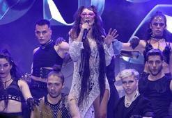 Hande Yener’den playback yapan şarkıcılara gönderme