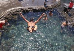 Diyarbakır'da çocuklar, tehlikeye aldırış etmeden süs havuzunda serinledi