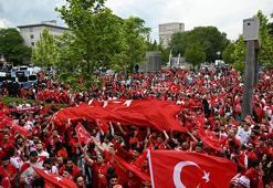 Türk taraftarlar, EURO 2024 coşkusunu yürüyüş etkinliğinde birlikte yaşadı