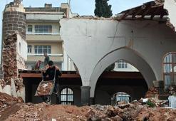 Depremde hasar gören tarihi cami restore ediliyor