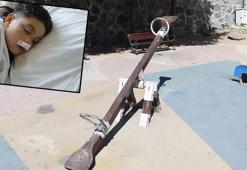 Sultangazi'de 2 kişinin tahterevalliden düşürdüğü çocuk ağır yaralandı; o anlar kamerada