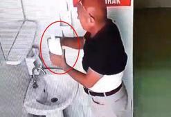Lüks otomobiliyle gelip, cami tuvaletinden sabunluk çaldı; o anlar kamerada