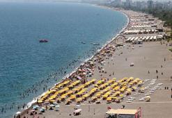 Antalya'da Kurban Bayramı tatilinin son gününde Konyaaltı Sahili doldu