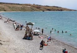 Van'ın mavi bayraklı plajı, bayram tatilinde yoğun ilgi gördü