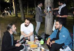 Kampüse bir gecede 180 bin afiş asıp, gençleri İsrail'i protestoya davet ettiler