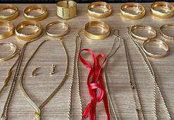 Kazara çöpe atılan 1 milyon 200 bin lira değerindeki ziynet eşyası sahibine teslim edildi