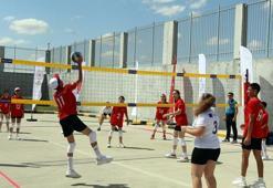 Türk, Yunan ve Alman öğrencilerden Türkiye-Yunanistan sınırında voleybol dostluk maçı