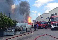 Gebze'de boya fabrikasında yangın