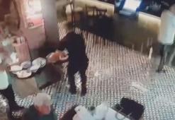 Kadıköy'de restoranın asma tavanının çöktüğü anlar kamerada
