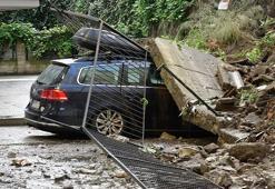İstinat duvarı otomobilin üzerine yıkıldı; sürücü 2 dakikayla kurtuldu