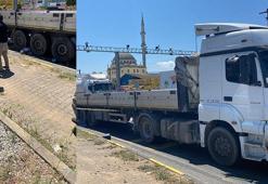 Eşinin kullandığı motosikletten düşüp yandaki TIR'ın altında kaldı