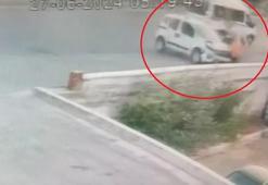 Hafif ticari araç, minibüs ile kaldırımdaki kadına çarptı; kaza kamerada
