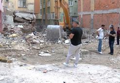 Bahçelievler'de apartman sakinlerinin hasar alan binanın önündeki bekleyişi devam ediyor