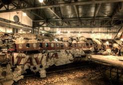 İtalya itfaiyesi, 44 yıl önce düşen yolcu uçağı enkazının sergilenmek üzere hazırlandığı görüntüleri paylaştı