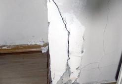 Avcılar'da kolonlarında çatlaklar olan binada oturmaya devam ediyorlar