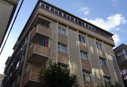 Avcılar'da kolonlarında çatlaklar olan binada oturmaya devam ediyorlar