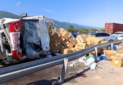 Emniyet şeridinde duran otomobile çarpan kamyonet devrildi; 2’si ağır, 4 yaralı