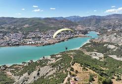 Tunceli Valisi Tekbıyıkoğlu, festivalde yamaç paraşütü yaptı