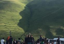 Karadağ'a 'Atatürk silueti' yansıdı, yüzlerce kişi akın etti