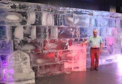 Gazze'de katledilen çocuklar, melek formunda buza yontularak işlendi