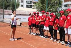 Milli sporcudan lösemiyi atlatan gençlere tenis eğitimi