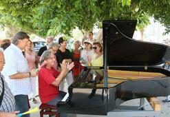 Barış için karavanında 2 piyanoyla geziyor