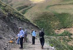 Yayla yoluna düşen kaya parçalarını küreklerle temizlediler