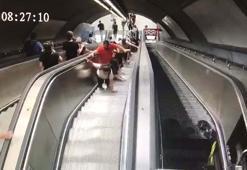 İzmir metrosundaki merdiven arızası kaynaklı kaza kamerada