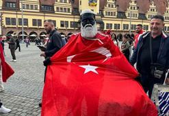 Avusturya - Türkiye maçı öncesinde taraftarlar meydanlarda toplanmaya başladı