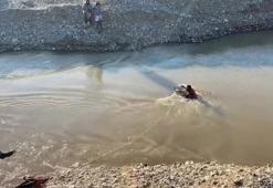 Balık tutmak için gittikleri çayda sular yükselince mahsur kaldılar