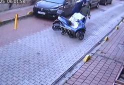 Fatih'te motosikleti el arabasına yükleyerek çalan şüpheliler kamerada