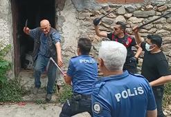 Çöp evini temizlemeye gelen ekibe güçlük çıkardı, ikna etmeye çalışan polisi bıçakladı