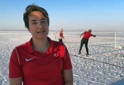 Milli sporcu Halime Yıldız, "Dünya Badminton Günü"nde Tuz Gölü'nde badminton oynadı