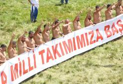Kırkpınar'da başpehlivanlar, 'A Milli takımımıza başarılar dileriz' pankartı açıp 'bozkurt' işareti yaptı