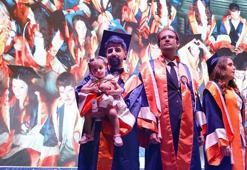 Sosyal hizmetler uzmanı, kucağında çocuğuyla hayali olan hukuk diplomasını aldı