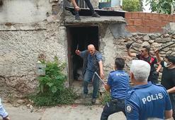 Çöp evini temizletmeyip polisi bıçakladı, 'Peygamberim' deyince hastaneye yatırıldı
