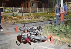 Polisten kaçarken motosikletlerine tren çarpan şüpheliler, ehliyetsiz olduğu için durmamış