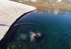 3 bin 546 metre rakımdaki buzul mağarasına girip, gölde yüzdüler