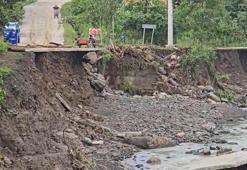 Samsun'da sağanak; yol çöktü