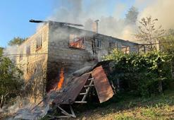 Bartın'da 2 katlı ev yandı