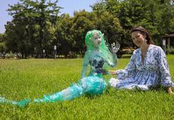 Plastik atıkları heykele dönüştürüyor