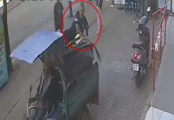 Kasadaki kağıt toplayıcısını fark etmeyip, motosikleti çaldılar; o anlar kamerada