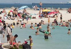 İstanbul'da sıcaktan bunalanlar denize girerek serinledi