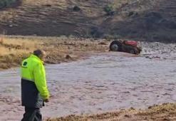 Gaziantep'te sağanak; dere taştı, traktör sürüklendi